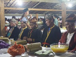Orom Sasadu, Upacara Makan Bersama Roh Leluhur