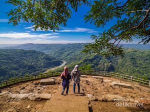 Panorama Wisata Alam Gardu Pandang Kebun Buah Mangunan