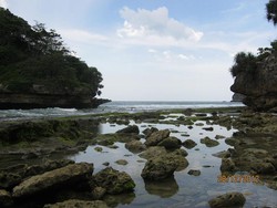 Pantai Bajulmati di Malang, Penuh dengan Batu Karang Menawan