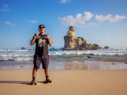 Pantai Berpasir Putih dengan Karang Menjulang di Lautan, Ada di Pacitan