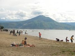 Pantai? Bukan, Ini Tepian Danau Toba