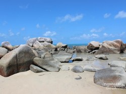 Pantai Cantik Penuh Batu Granit, Bangka Juga Punya!