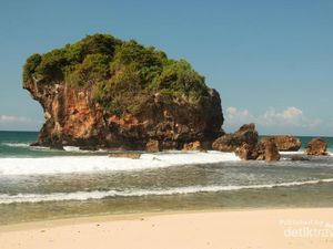 Pantai di Gunungkidul yang Serasa Milik Pribadi