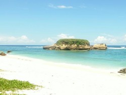 Pantai di Lombok Ini Punya Karang Berbentuk Penyu