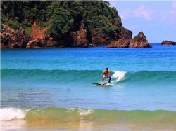 Pantai di Malang Ini Punya Air Terjun