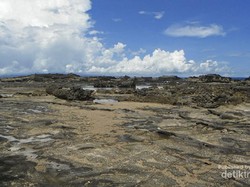 Pantai di Sawarna Ini Punya Air Terjun Ombak