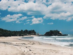 Pantai Klayar yang Cantik Nan Eksotis di Pacitan