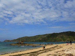 Pantai Kuta Lombok yang Pasirnya Seperti Merica