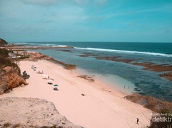 Pantai Melasti, Surga Bali Tersembunyi di Balik Bukit Kapur