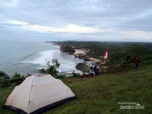 Pantai Ngrumput di Gunungkidul, Tempat Kemping Paling Asyik