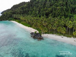 Pantai Pasir Panjang Labengki yang Memikat Hati