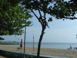 Pantai Pasir Putih Dalegan Favorit Warga Gresik untuk Berakhir Pekan