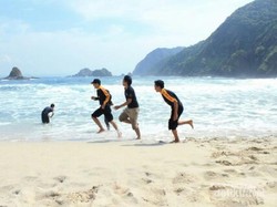 Pantai Pasir Putih Serupa Hawaii, Ada di Jember