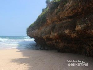 Pantai Srakung Gunungkidul Pas buat yang Tak Suka Keramaian
