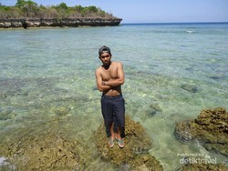 Pantai Sweqhel dan cerita unik lainnya