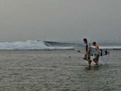 Pantai Tanjung Setia di Lampung, Surga Peselancar Dunia