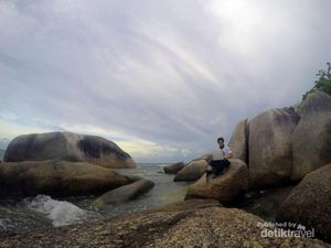 Pantai Unik dengan Bebatuan Granit Ekstra Besar