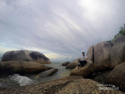 Pantai Unik dengan Bebatuan Granit Ekstra Besar