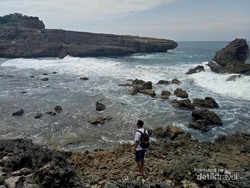 Pantai Watu Lepek Buat Libur Pemilu di Malang