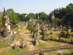 Patung-patung Hindu & Buddha Berdiri Berdampingan di Taman Ini