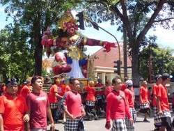 Pawai Ogoh-ogoh Sambut Nyepi di Mataram