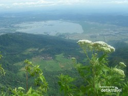 Pemandangan 5 Gunung di Jateng dari Puncak Telomoyo