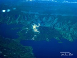 Pemandangan Cantik Danau Laut Tawar di Aceh dari Atas Pesawat