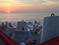 Pemecah Ombak, Pemandangan Unik di Pantai Glagah Yogyakarta