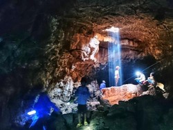 Penampakan Cahaya Surga di Gua Pandan