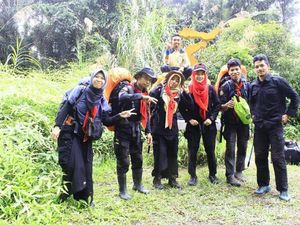 Pengalaman Ekstrem Mendaki Gunung Tertinggi di Sulawesi Tenggara
