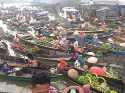 Pengalaman Unik Belanja di Pasar Terapung Banjarmasin