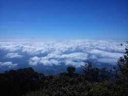 Pengibaran Merah Putih di Puncak Cikuray Saat Bulan Puasa