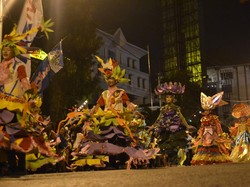 Penuh Warna dan Bunga di Semarang Night Carnival 2012