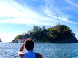 Perahu Melayang di Pulau Salando, Sulawesi Tengah