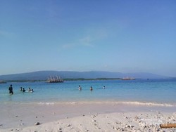 Percaya Banten Punya Pantai yang Pasirnya Sehalus Terigu?