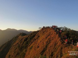 Perjalanan Menggapai Puncak Mega di Bandung