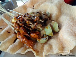 Pesan Sate di Lombok, Piringnya Bisa Dimakan