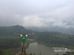 Pesona 2 Telaga dari Batu Ratapan Angin