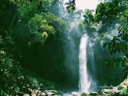 Pesona Air Terjun Lembah Pelangi di Lampung