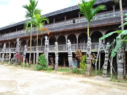 Pesona dan Cerita di Balik Rumah Adat Suku Dayak