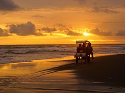 Pesona Matahari Terbenam di Pantai Parangtritis