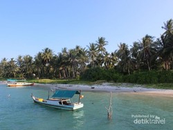 Pesona Pantai Lampu di Ujung Selatan Pulau Bangka