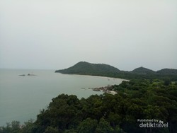 Pesona Pantai Tanjung Berikat dari Puncak Mercusuar di Bangka