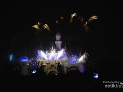 Pesta Kembang Api di Disneyland Hong Kong, Meriah!