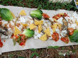 Pesta Makan Nasi Liwet Sambil Kemping di Bogor