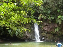 Petualangan ke Air Terjun Batu Dinding di Riau