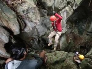 Petualangan Menyusuri Gua Semprong di Tanah Laut, Kalsel