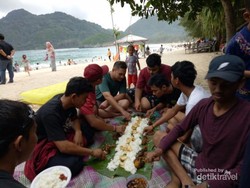 Piknik Asyik di Pantai Lampuuk