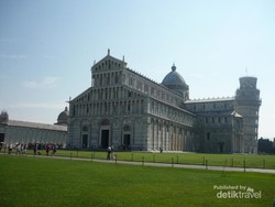 Pisa Nggak Cuma Punya Menara Miring