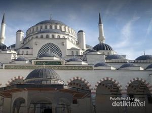 Primadona di Atas Bukit Kota Istanbul, Turki